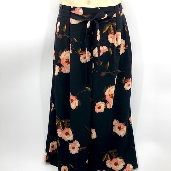Worthington Petite Large black floral capris - Picture 1 of 5